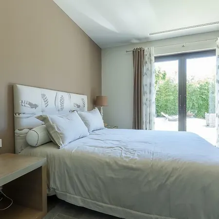 Villa Magnificent Modern With Pool, Close To The Sea