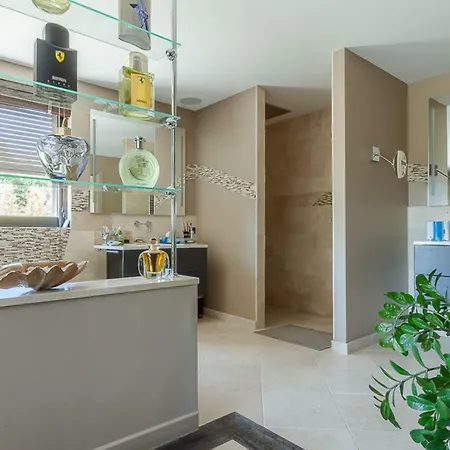 Magnificent Modern With Pool, Close To The Sea *