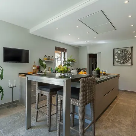 Magnificent Modern With Pool, Close To The Sea *